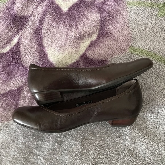 Clarks Women’s Caswell Eternity Leather Pump - Picture 7 of 12